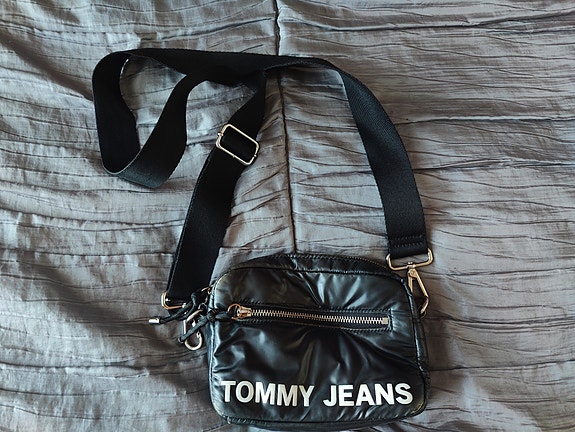 Tommy Hilfiger laukku