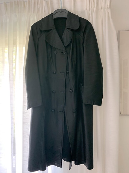 Retro musta pitkä nahkatakki 40