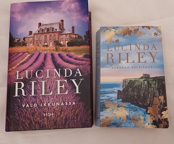 Lucinda Rileyn kirjat Valo ikkunassa, Aurooran salaisuus ja Seitsemän sisarta