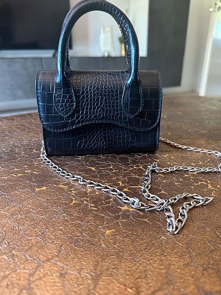 Musta crossbody laukku