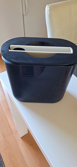 Tupperwaren jääpala astia ottimilla.