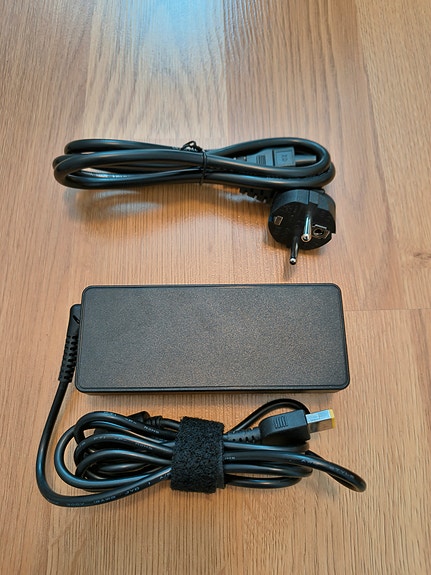 Uusi Lenovo kannettavan tarvikelaturi 90 W slim tip