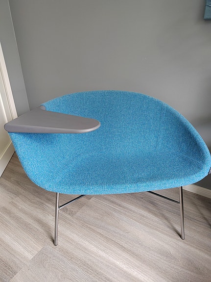 Design nojatuoli pöytätasolla