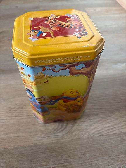 Nalle Puh peltipurkki