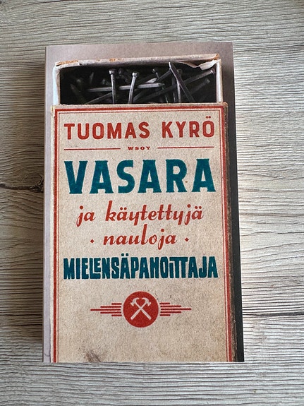 Mielensäpahoittaja, Vasara ja käytettyjä nauloja / Tuomas Kyrö