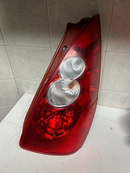 Mazda 5 oikeanpuolen takavalo