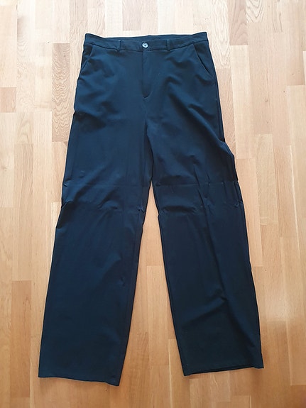 Mustat leveät housut 44