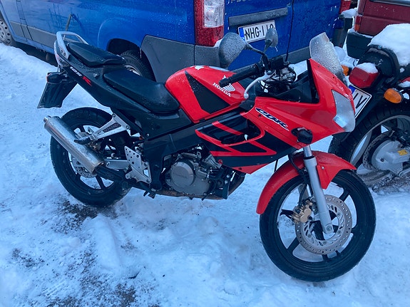 Honda CBR 125 R 2005 myydään osina