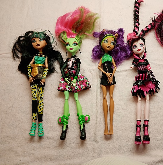 Monster high nukkeja ja varusteita hakusessa