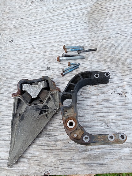 Moottorin kannake vito w638