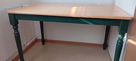 Puupöytä