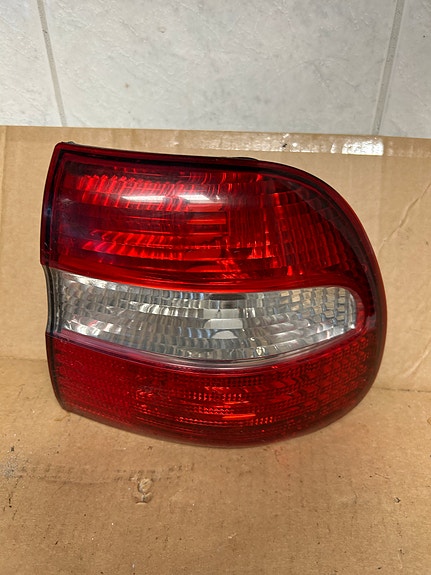 Volvo V40 oikeanpuolen takavalo