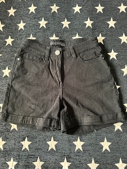 Mustat shortsit