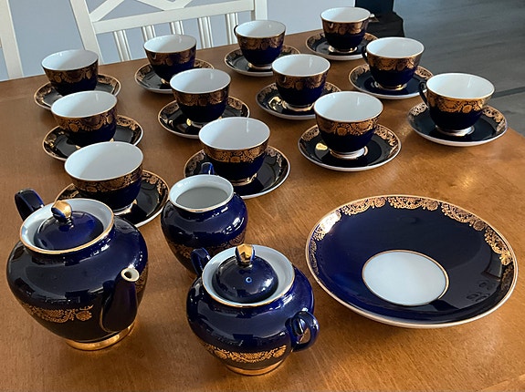 Lomonov teeastiasto. 12 hengelle.