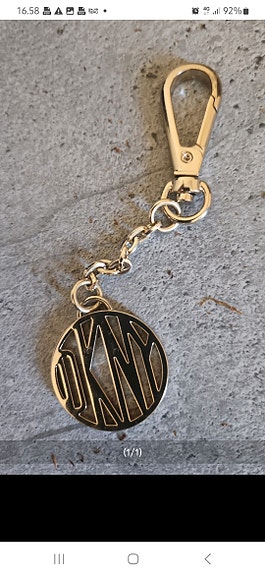 Aito, muodikas DKNY kultaisen värinen merkki