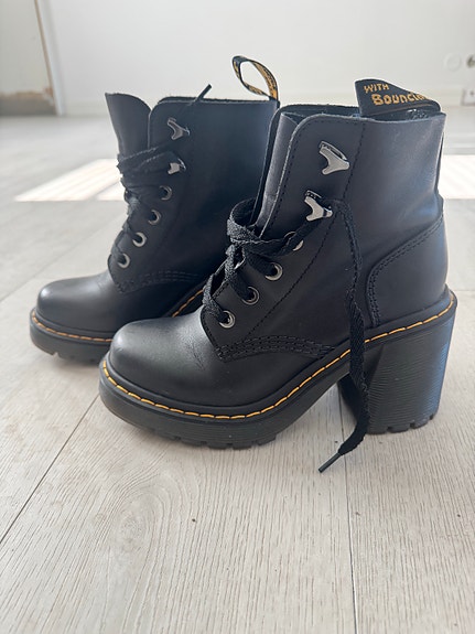 Kerran käytetyt Dr. Martens Jesy nilkkurit koko 37