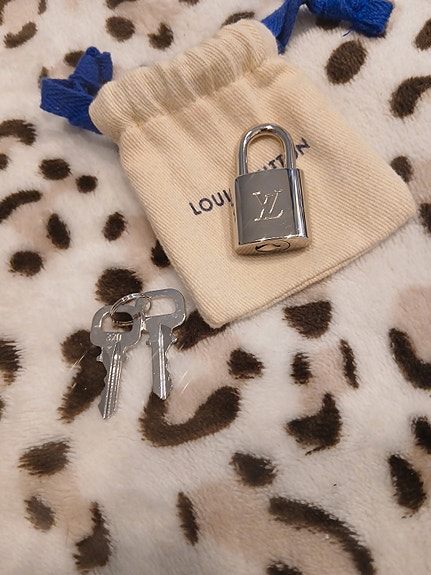 Louis vuitton silver lock and dust bag. Uusi.