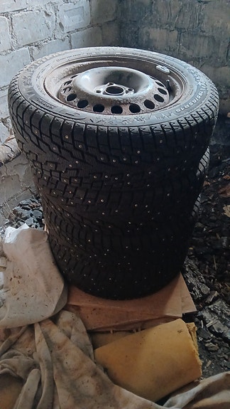 Hyvät nastarenkaat 196/65R15