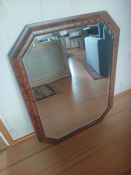 Fasettihiottu peili.