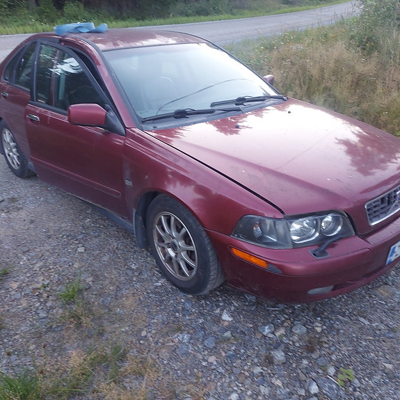Volvo s40 varaosina myyntiin