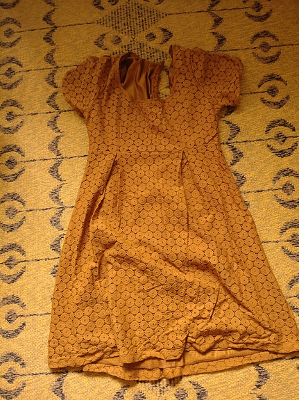 Ihana sinapin värinen mekko