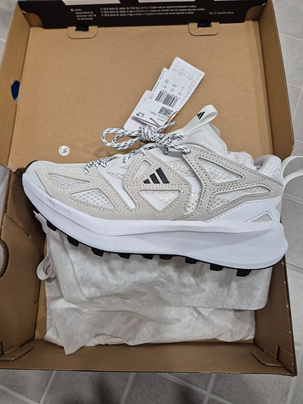 Naisten Adidas Kantai Trail kengät.