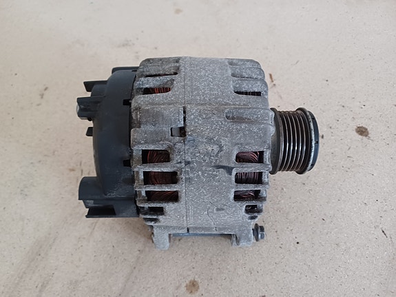 VW GOLF VI 1,6tdi CAYC laturi 140A 03L903023 X
