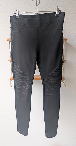 Mustat paksut legginsit / housut