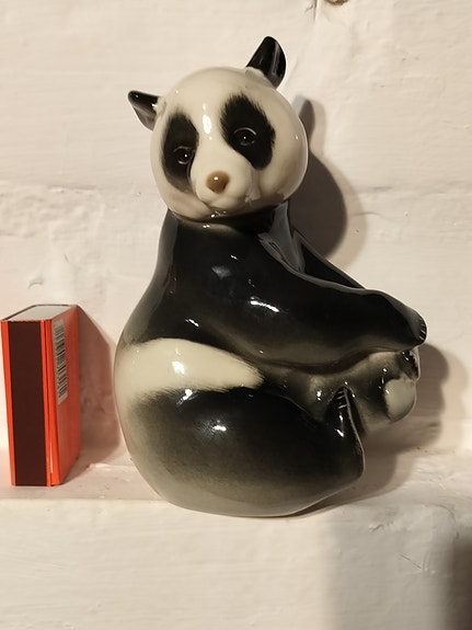 Lomonosovin istuva Panda-karhu