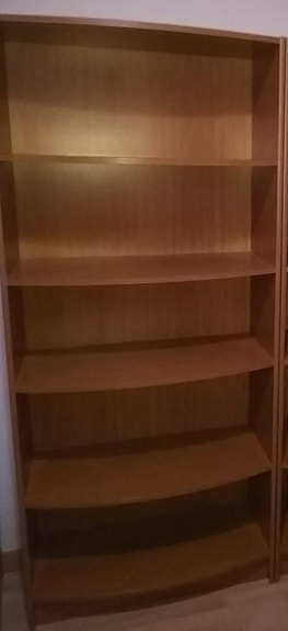 Kirsikan värinen hylly