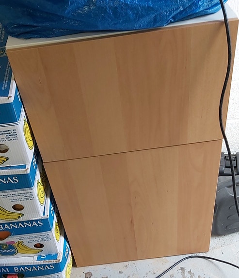 Kaksiosainen kaappi hyllyillä. Ikean mallistoa (Bestå)