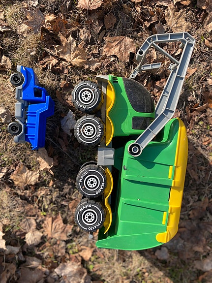 Plaston roska-auto ja Plaston kippiauto
