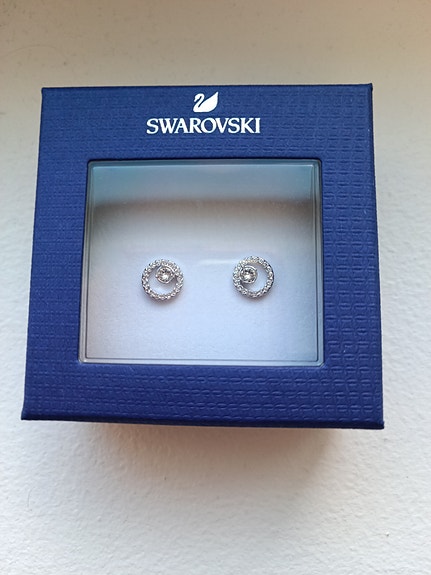 Uudet Swarovski korvakorut