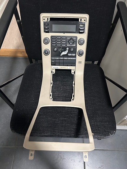 Volvo V70 mk3 radio/lämmönsäätöpaneeli