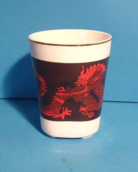 Posliinimuki Punainen Lohikäärme japanilainen.