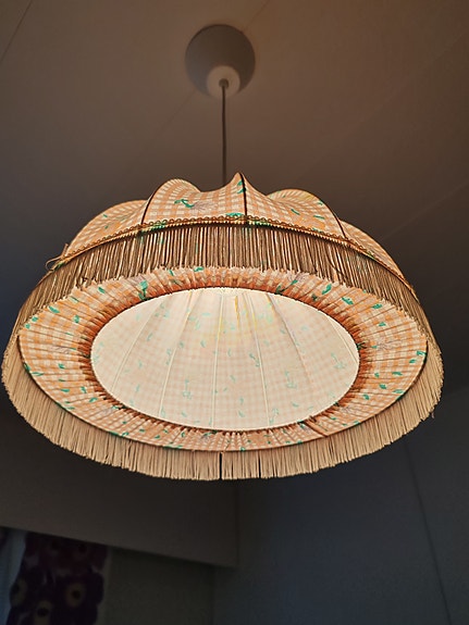 Myytävänä hapsullinen kattovalaisin halkaisija 39cm vain nouto