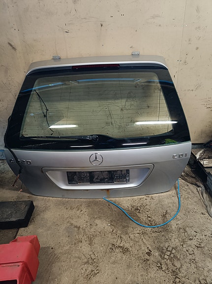 Mercedes Benz c220 takapaksin luukku