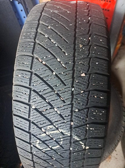 Conti 215/60R16 kitkapari