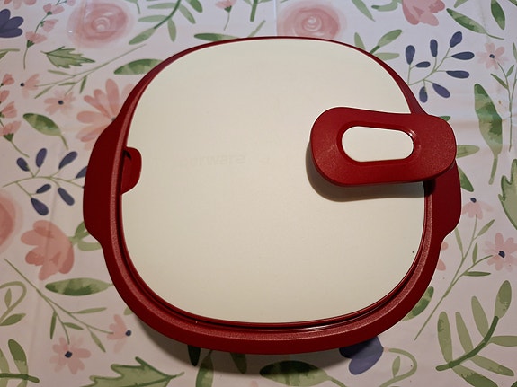Monikäyttöinen Tupperware-astia