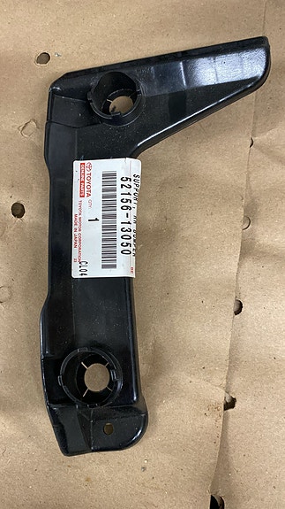Toyota puskurin kiinnitysrauta 52156-13050