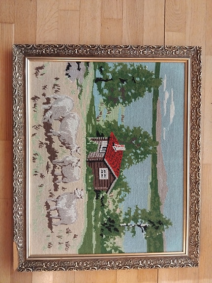 Ristipistotaulu, kesäinen maisema, sauna, järvi, lampaat