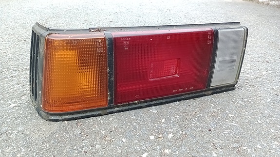 Nissan Sunny B11 vasen takavalo