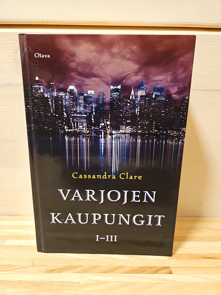 Varjojen kaupungit I-III, Cassandra Clare