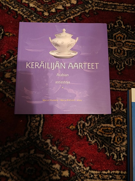 Keräilijän aarteet kirja astiastoja