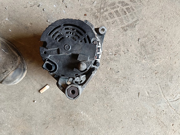 Audin A4 B6 Avant Quattro 2.5TDI laturi