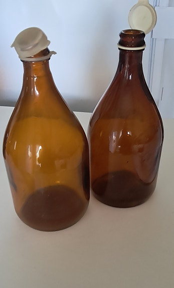 2 vanhaa olutpulloa yht. 6 €  3 € kpl