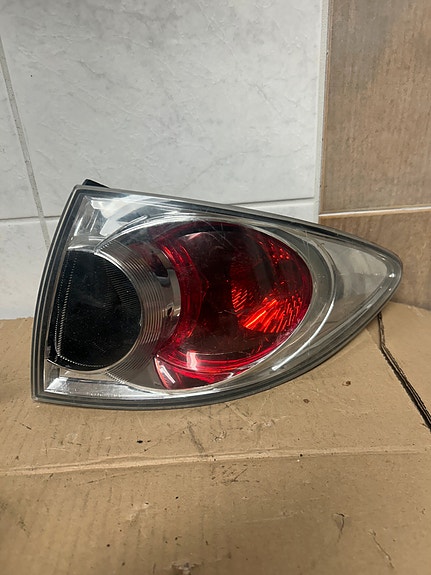Mazda 6 farmarin oikeanpuolen takavalo