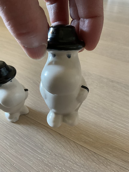 2 kpl Arabia 8,5 cm korkeaa Muumipappa figuuria