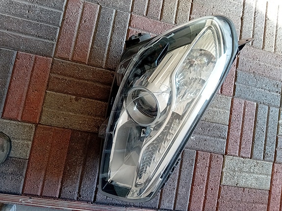 Nissan Qashqai etulamppu oikea vm-2013