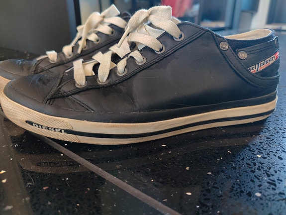 Diesel mustat nahkatennarit 41